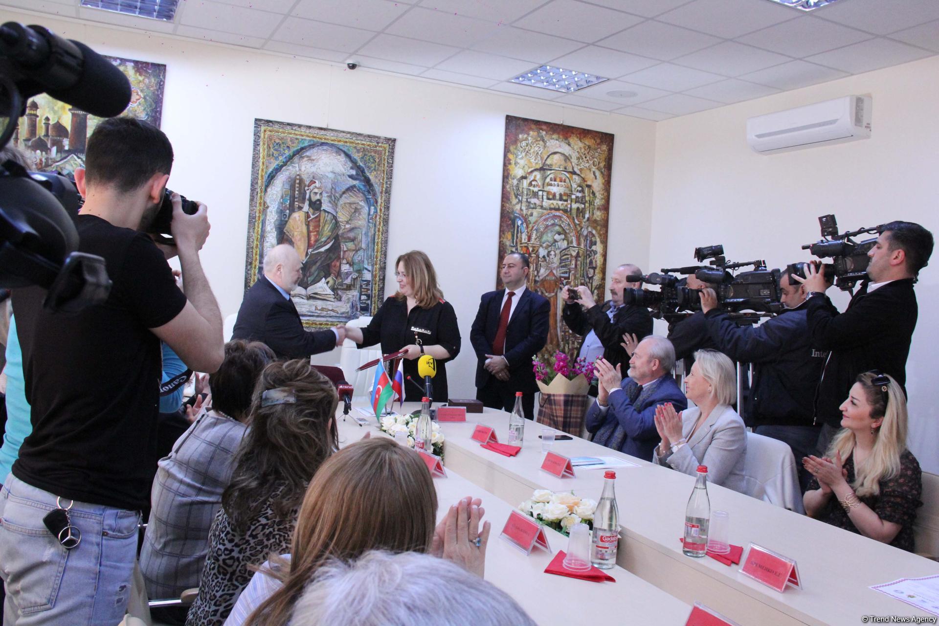Азербайджанскими сладостями и песнями отметили 100-летие ВГИКа в Баку (ФОТО)
