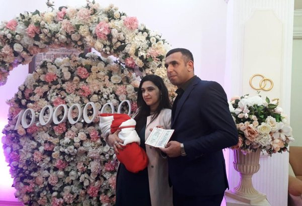 Birth certificate presented to parents of Azerbaijan’s 10 millionth citizen (PHOTO)
