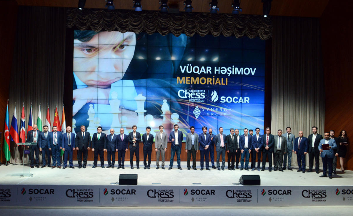 Азербайджанская чайная церемония на покер норвежца  Карлсена (ФОТО)