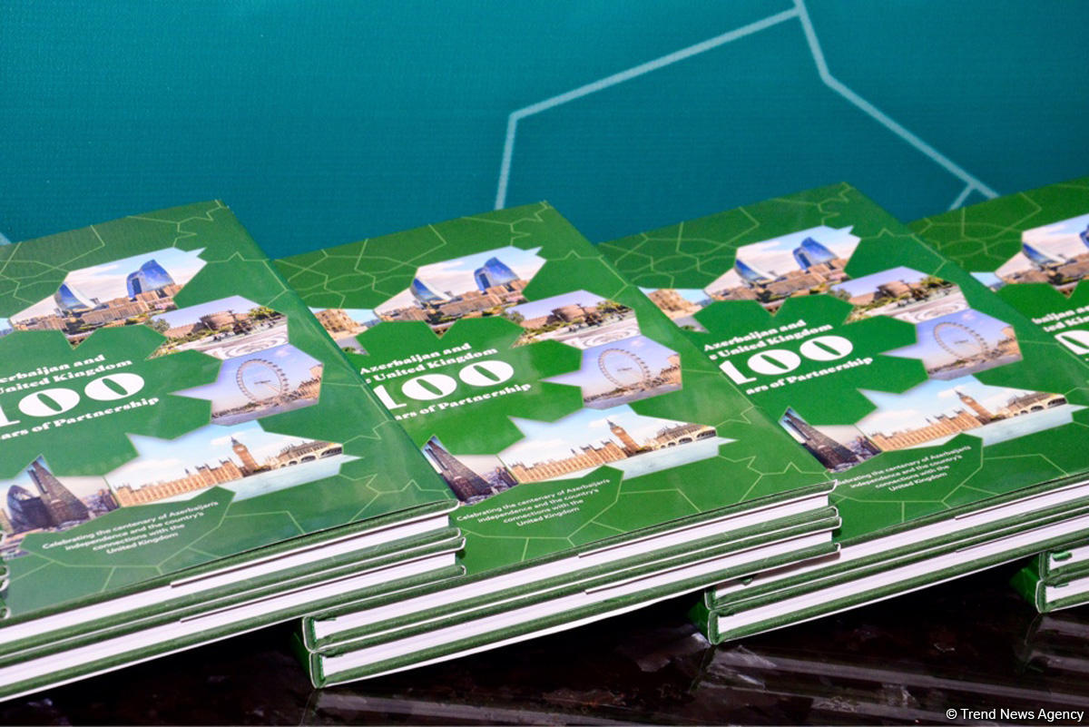 В Баку презентована книга о 100-летии сотрудничества Азербайджана и Великобритании (ФОТО)
