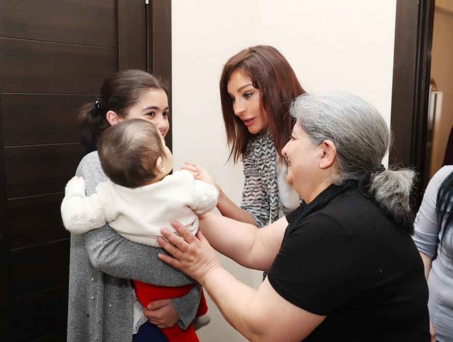 Первый вице-президент Мехрибан Алиева встретилась с вынужденными переселенцами (ФОТО) (версия 2)