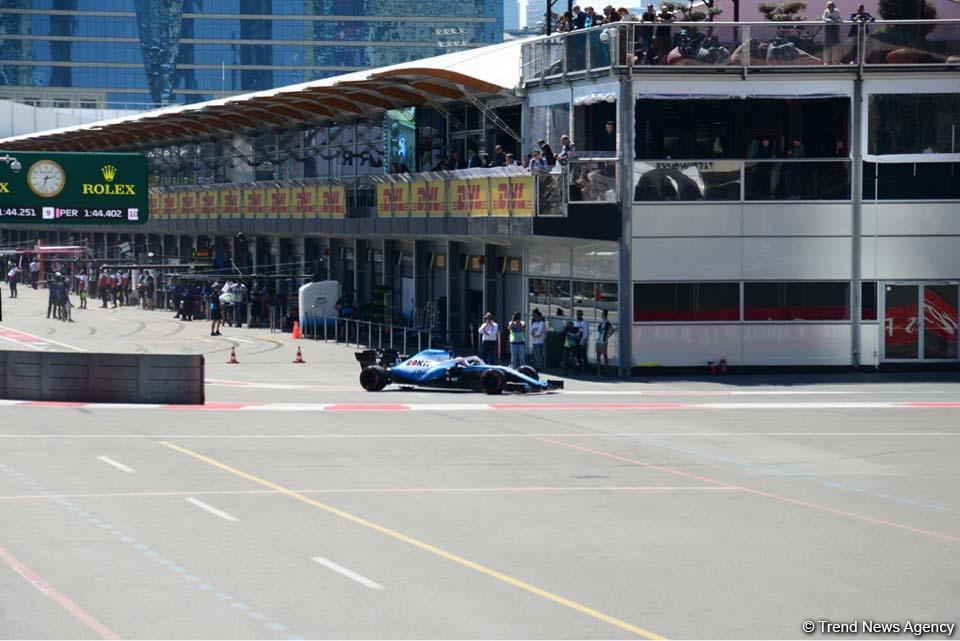 Началась квалификация болидов F1 Гран При Формулы 1 SOCAR Азербайджан (ФОТО)