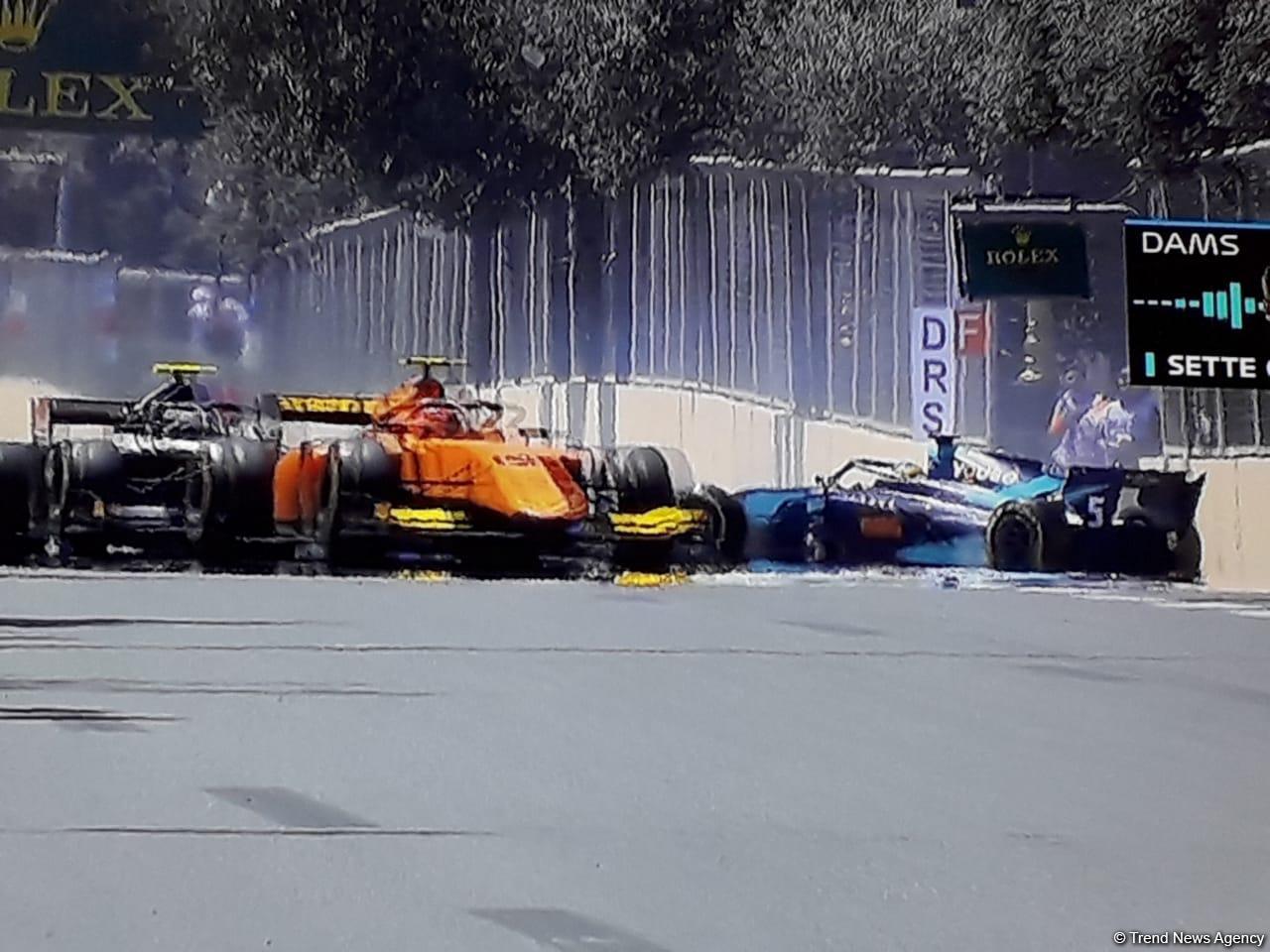 Три пилота F2 остановили гонки из-за аварии в Гран При Формулы 1 SOCAR Азербайджан (ФОТО)