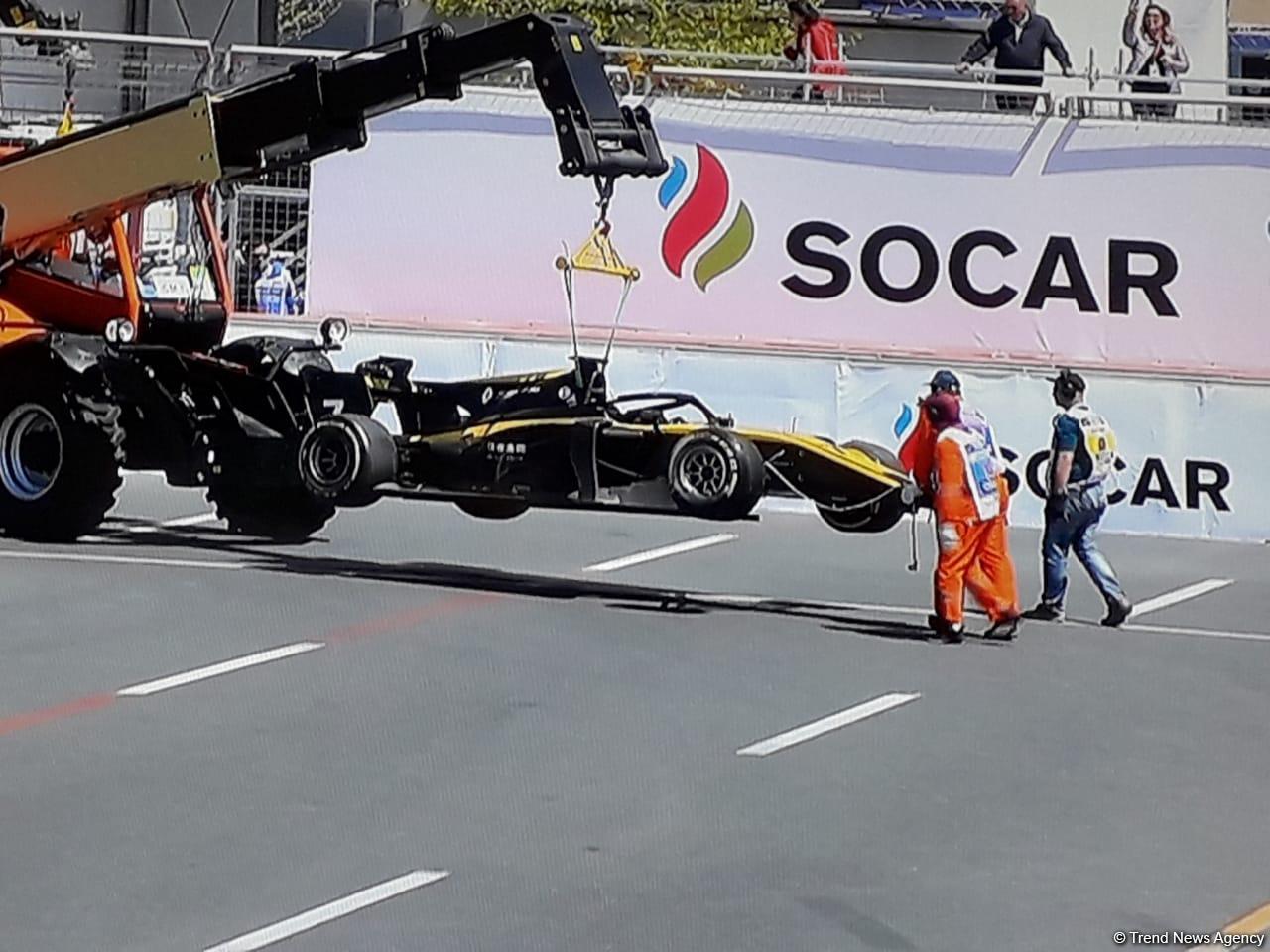 Три пилота F2 остановили гонки из-за аварии в Гран При Формулы 1 SOCAR Азербайджан (ФОТО)