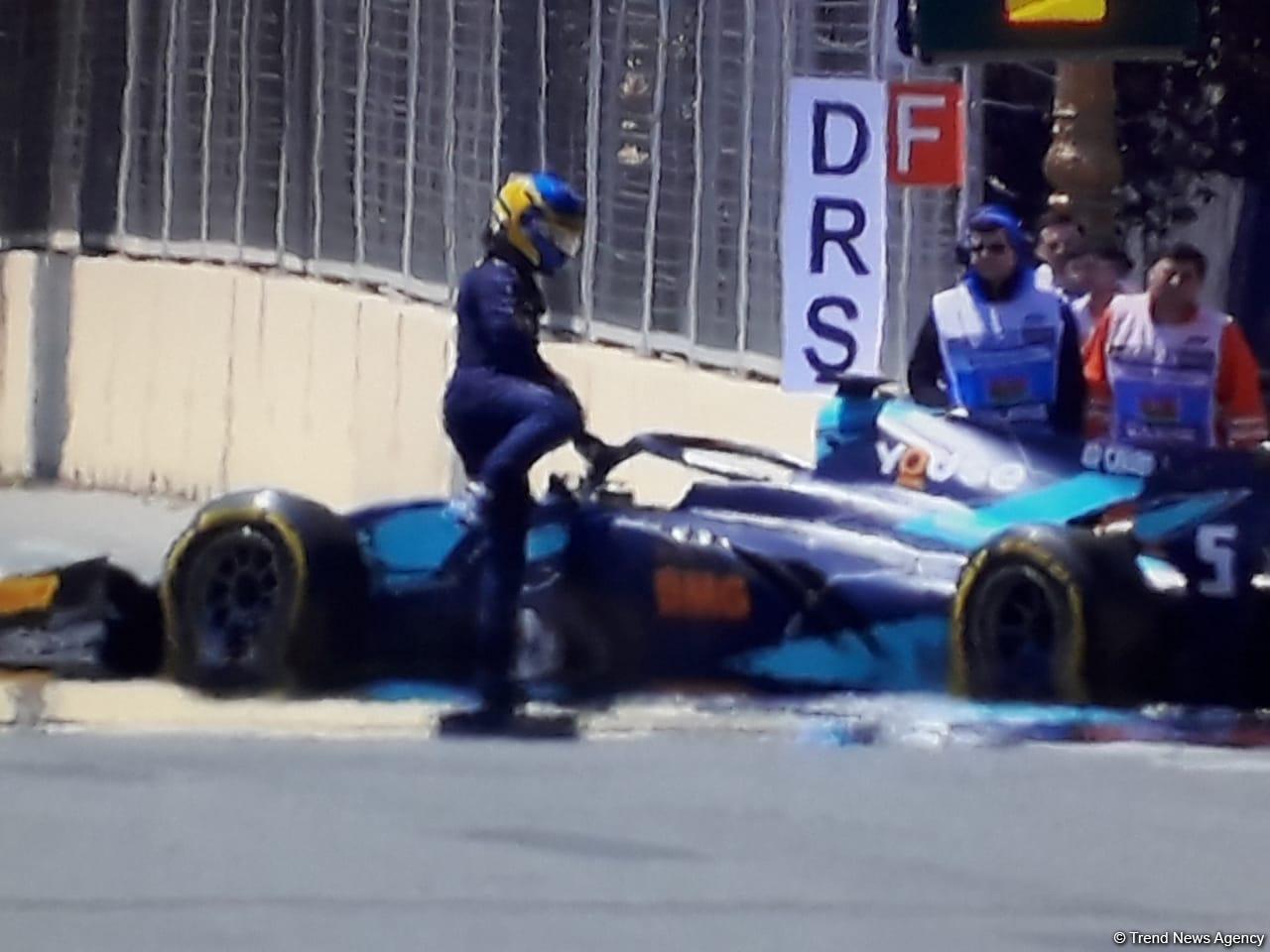 Три пилота F2 остановили гонки из-за аварии в Гран При Формулы 1 SOCAR Азербайджан (ФОТО)