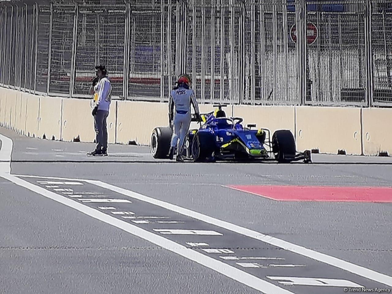Три пилота F2 остановили гонки из-за аварии в Гран При Формулы 1 SOCAR Азербайджан (ФОТО)
