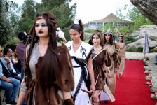 Азербайджанские воительницы и фантазии среди скал Гобустана (ФОТО)