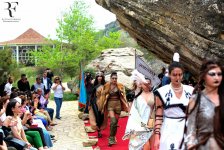 Азербайджанские воительницы и фантазии среди скал Гобустана (ФОТО)