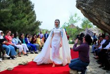 Азербайджанские воительницы и фантазии среди скал Гобустана (ФОТО)