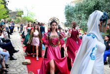 Азербайджанские воительницы и фантазии среди скал Гобустана (ФОТО)