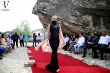 Азербайджанские воительницы и фантазии среди скал Гобустана (ФОТО)