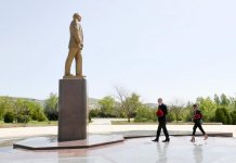 Президент Ильхам Алиев и Первая леди Мехрибан Алиева прибыли в Гобустанский район (ФОТО)