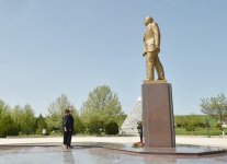 Президент Ильхам Алиев и Первая леди Мехрибан Алиева прибыли в Гобустанский район (ФОТО)
