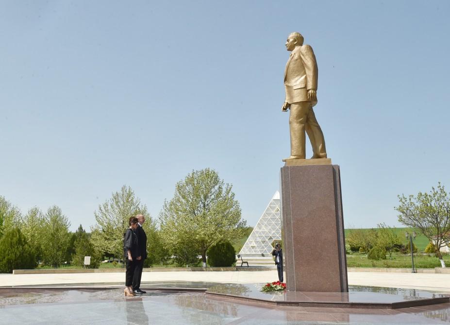 Президент Ильхам Алиев и Первая леди Мехрибан Алиева прибыли в Гобустанский район (ФОТО)