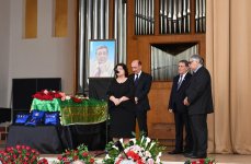 Президент Ильхам Алиев и Первая леди Мехрибан Алиева приняли участие в церемонии прощания с выдающимся композитором Арифом Меликовым (ФОТО) (версия 3)