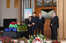 Президент Ильхам Алиев и Первая леди Мехрибан Алиева приняли участие в церемонии прощания с выдающимся композитором Арифом Меликовым (ФОТО) (версия 3)