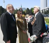 Президент Ильхам Алиев и Первая леди Мехрибан Алиева приняли участие в торжественной церемонии по случаю 74-й годовщины Победы над фашизмом (ФОТО)