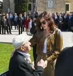 Президент Ильхам Алиев и Первая леди Мехрибан Алиева приняли участие в торжественной церемонии по случаю 74-й годовщины Победы над фашизмом (ФОТО)
