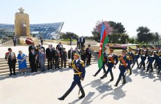 Президент Ильхам Алиев и Первая леди Мехрибан Алиева приняли участие в торжественной церемонии по случаю 74-й годовщины Победы над фашизмом (ФОТО)