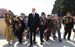 Президент Ильхам Алиев и Первая леди Мехрибан Алиева приняли участие в торжественной церемонии по случаю 74-й годовщины Победы над фашизмом (ФОТО)