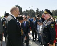 Президент Ильхам Алиев и Первая леди Мехрибан Алиева приняли участие в торжественной церемонии по случаю 74-й годовщины Победы над фашизмом (ФОТО)