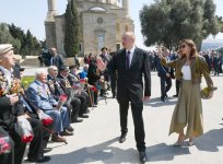 Президент Ильхам Алиев и Первая леди Мехрибан Алиева приняли участие в торжественной церемонии по случаю 74-й годовщины Победы над фашизмом (ФОТО)