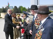 Президент Ильхам Алиев и Первая леди Мехрибан Алиева приняли участие в торжественной церемонии по случаю 74-й годовщины Победы над фашизмом (ФОТО)