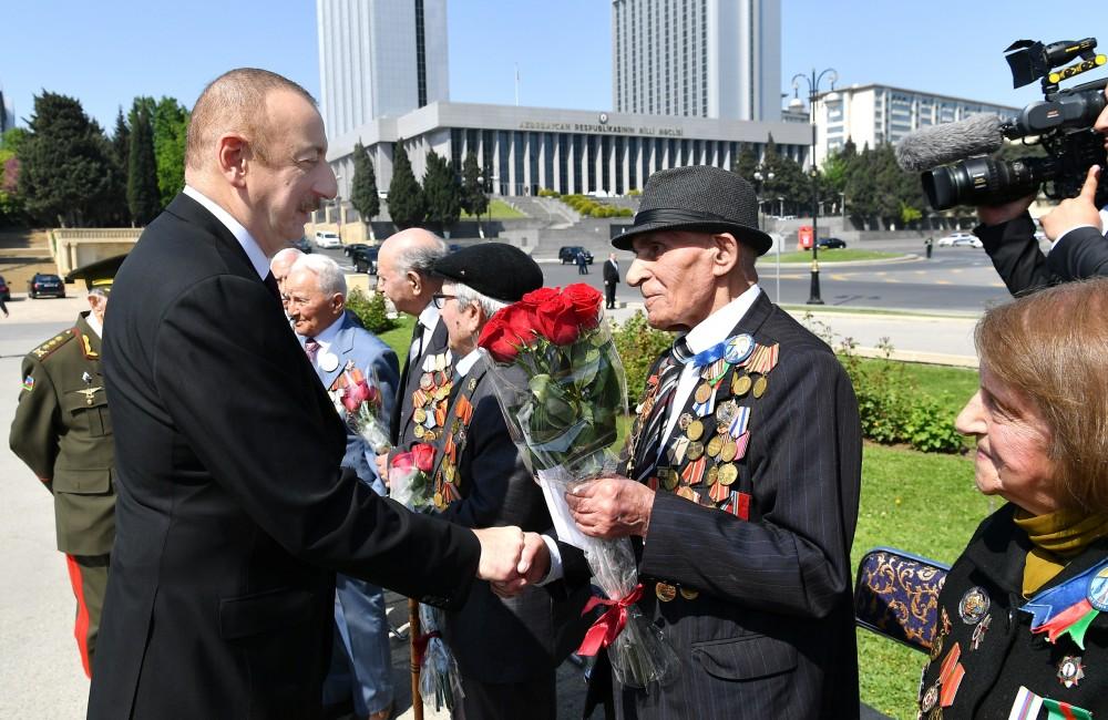 Президент Ильхам Алиев и Первая леди Мехрибан Алиева приняли участие в торжественной церемонии по случаю 74-й годовщины Победы над фашизмом (ФОТО)