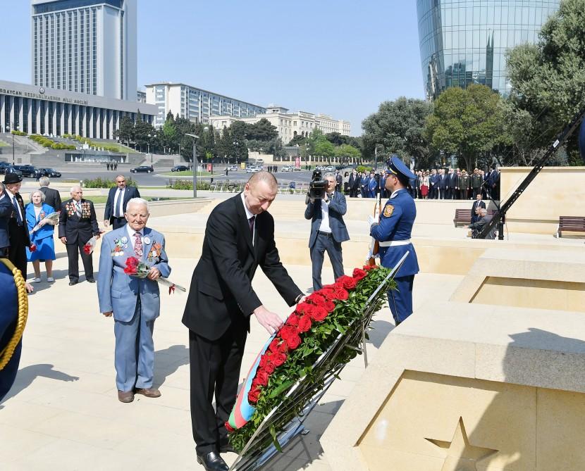 Президент Ильхам Алиев и Первая леди Мехрибан Алиева приняли участие в торжественной церемонии по случаю 74-й годовщины Победы над фашизмом (ФОТО)