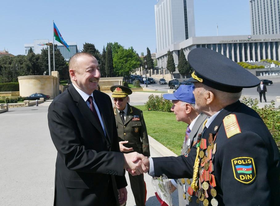Президент Ильхам Алиев и Первая леди Мехрибан Алиева приняли участие в торжественной церемонии по случаю 74-й годовщины Победы над фашизмом (ФОТО)