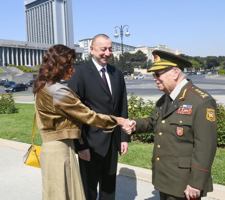 Президент Ильхам Алиев и Первая леди Мехрибан Алиева приняли участие в торжественной церемонии по случаю 74-й годовщины Победы над фашизмом (ФОТО)