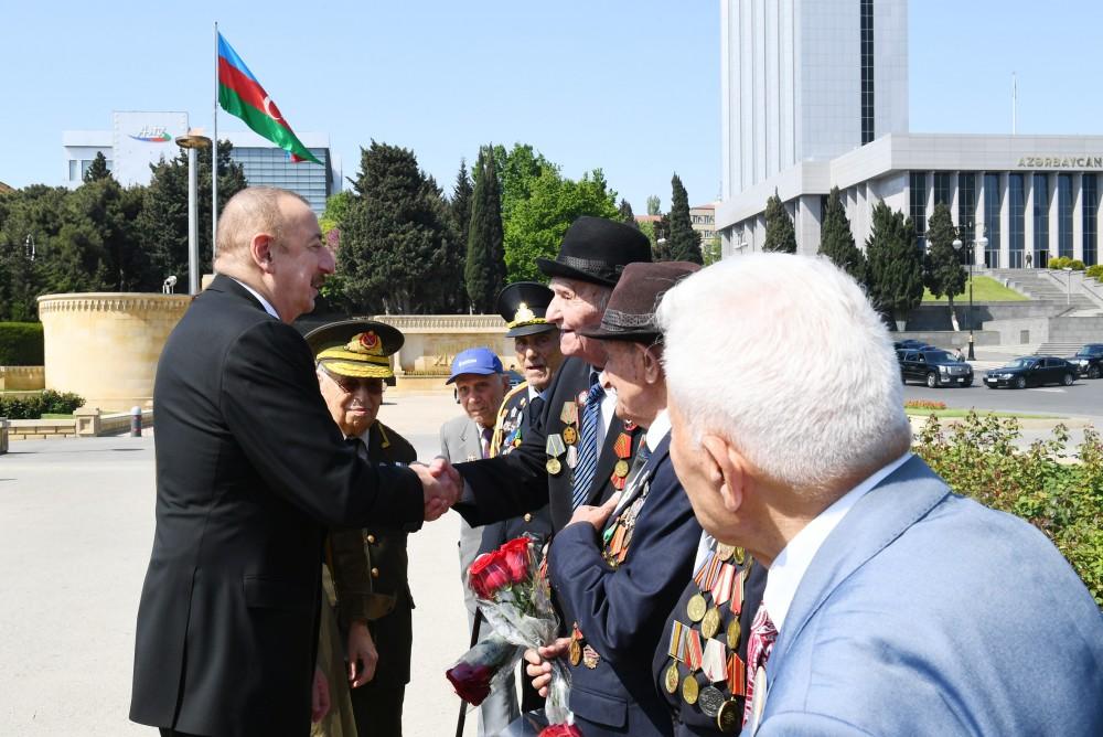 Президент Ильхам Алиев и Первая леди Мехрибан Алиева приняли участие в торжественной церемонии по случаю 74-й годовщины Победы над фашизмом (ФОТО)