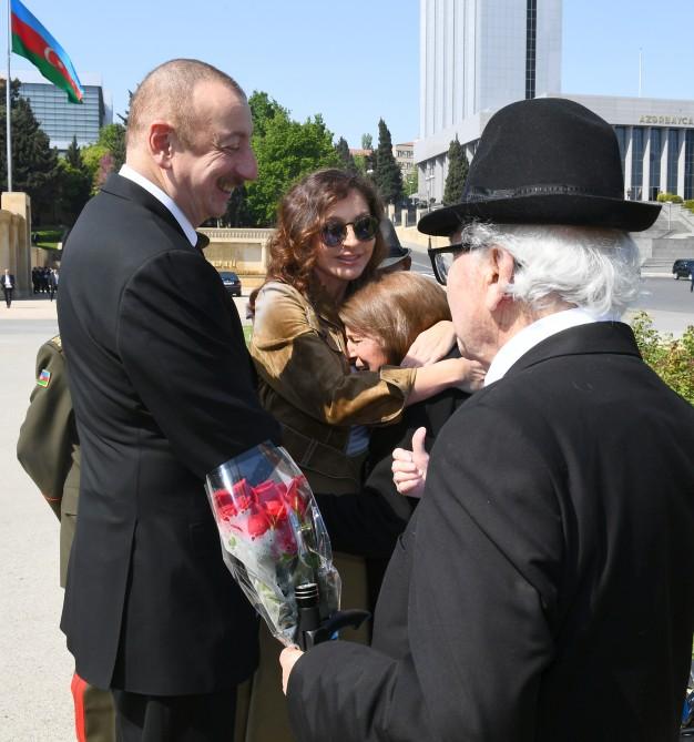 Президент Ильхам Алиев и Первая леди Мехрибан Алиева приняли участие в торжественной церемонии по случаю 74-й годовщины Победы над фашизмом (ФОТО)