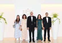 Президент Ильхам Алиев и Первая леди Мехрибан Алиева приняли участие в торжественной церемонии, посвященной 96-летию Гейдара Алиева и 15-летию Фонда Гейдара Алиева (ФОТО)