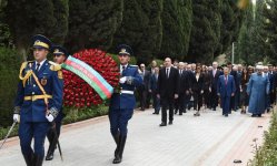 Президент Ильхам Алиев и Первая леди Мехрибан Алиева посетили могилу общенационального лидера Гейдара Алиева (ФОТО)