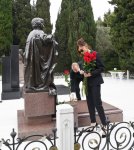 Президент Ильхам Алиев и Первая леди Мехрибан Алиева посетили могилу общенационального лидера Гейдара Алиева (ФОТО)