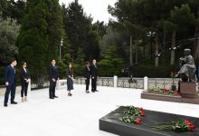 Президент Ильхам Алиев и Первая леди Мехрибан Алиева посетили могилу общенационального лидера Гейдара Алиева (ФОТО)