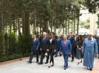 Президент Ильхам Алиев и Первая леди Мехрибан Алиева посетили могилу общенационального лидера Гейдара Алиева (ФОТО)