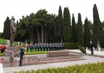 Президент Ильхам Алиев и Первая леди Мехрибан Алиева посетили могилу общенационального лидера Гейдара Алиева (ФОТО)