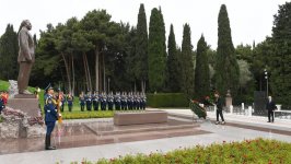 Президент Ильхам Алиев и Первая леди Мехрибан Алиева посетили могилу общенационального лидера Гейдара Алиева (ФОТО)