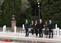 Президент Ильхам Алиев и Первая леди Мехрибан Алиева посетили могилу общенационального лидера Гейдара Алиева (ФОТО)