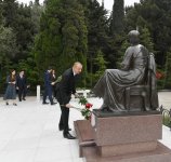 Президент Ильхам Алиев и Первая леди Мехрибан Алиева посетили могилу общенационального лидера Гейдара Алиева (ФОТО)