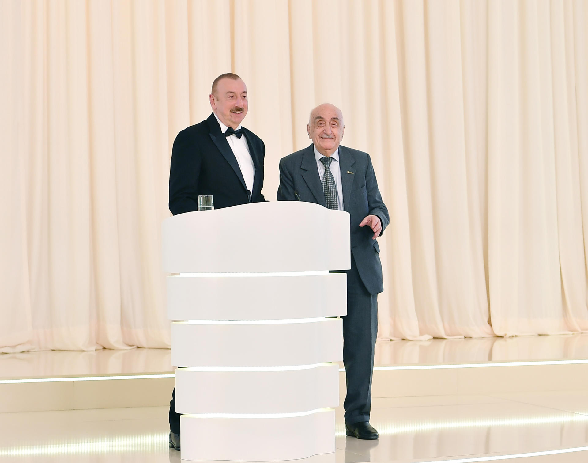 Президент Ильхам Алиев и Первая леди Мехрибан Алиева приняли участие в торжественной церемонии, посвященной 96-летию Гейдара Алиева и 15-летию Фонда Гейдара Алиева (ФОТО)