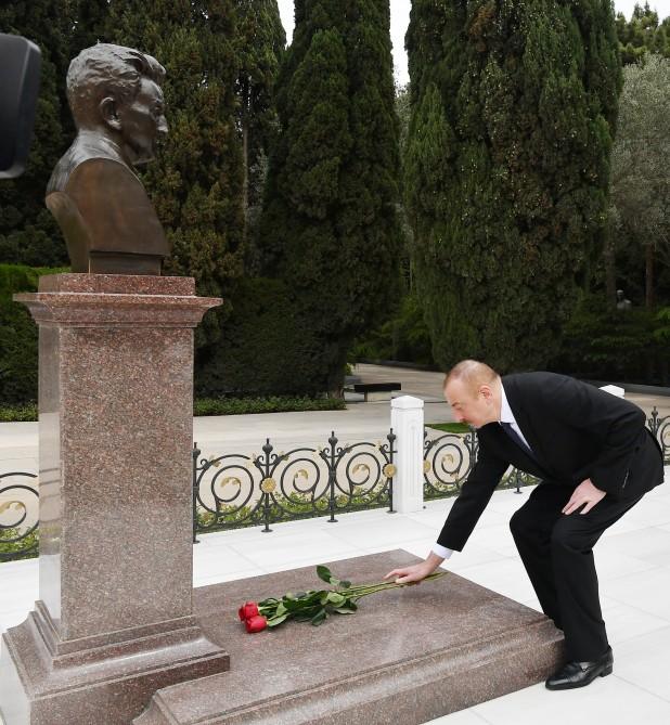 Президент Ильхам Алиев и Первая леди Мехрибан Алиева посетили могилу общенационального лидера Гейдара Алиева (ФОТО)