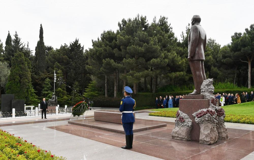 Президент Ильхам Алиев и Первая леди Мехрибан Алиева посетили могилу общенационального лидера Гейдара Алиева (ФОТО)