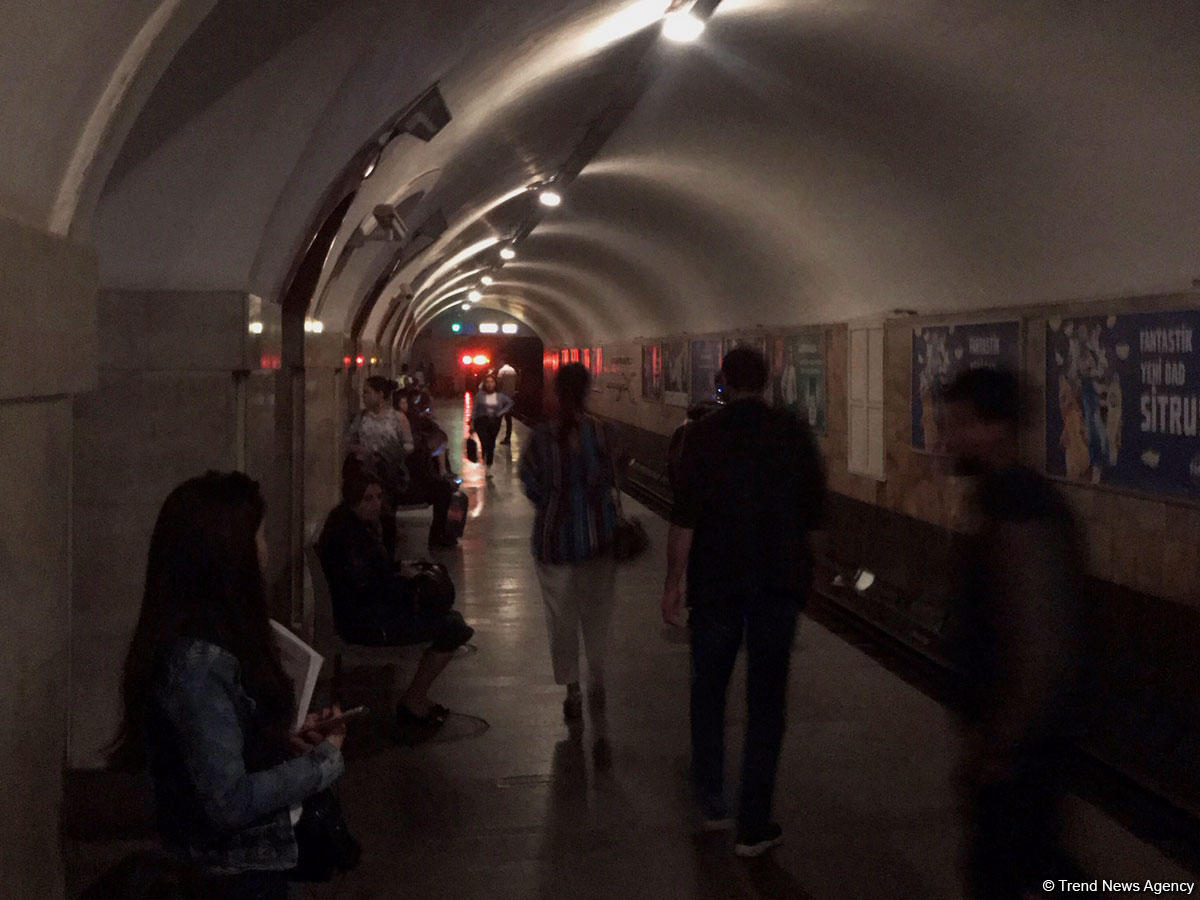 Четыре станции бакинского метро остались без света (ФОТО)