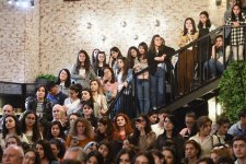 Азербайджанская молодежь выразила свою любовь Рамизу Ровшану (ФОТО)