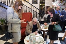 Азербайджанская молодежь выразила свою любовь Рамизу Ровшану (ФОТО)