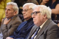 Азербайджанская молодежь выразила свою любовь Рамизу Ровшану (ФОТО)