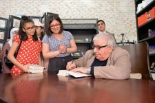 Азербайджанская молодежь выразила свою любовь Рамизу Ровшану (ФОТО)